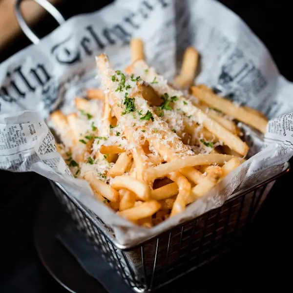 Pommes im Korb